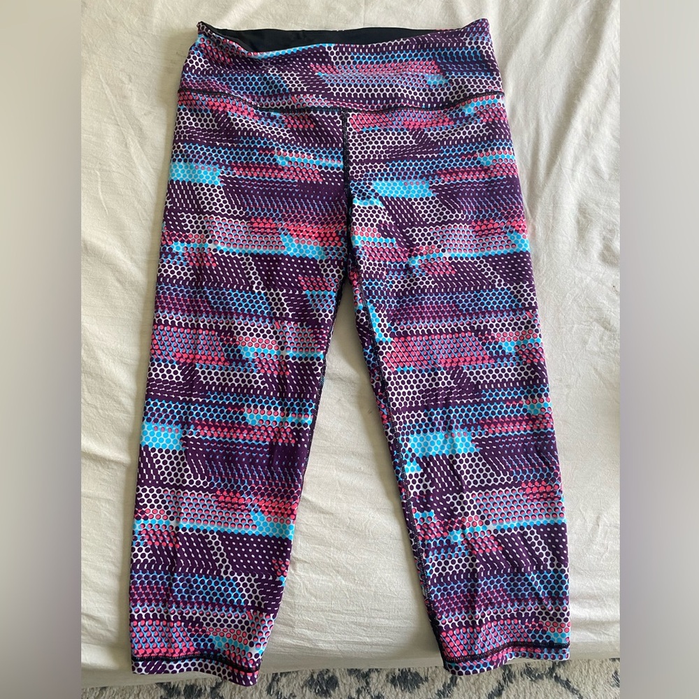 Victoria’s Secret Knockout Capri leggings. Size Large. Never worn.